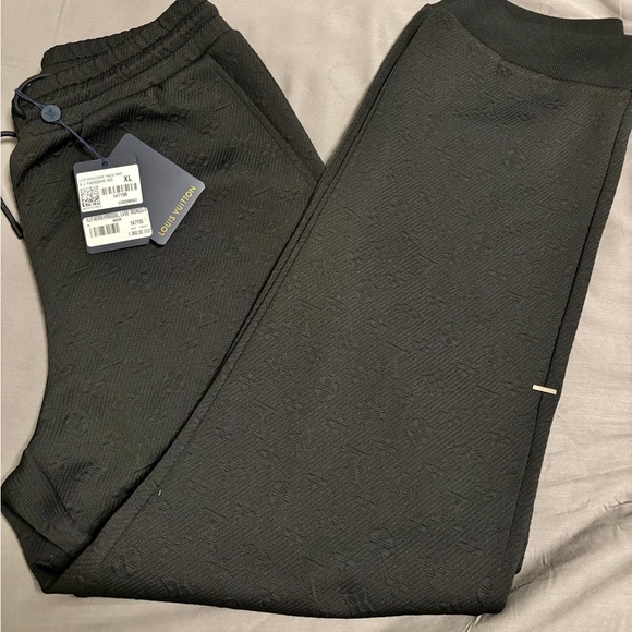 Louis Vuitton - Picture 1 of 1